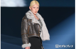 とうあ、 スリットから美脚のぞかせる ゼブラ柄トップス×ムートンジャケットでクールな着こなし【TGC北九州2026】