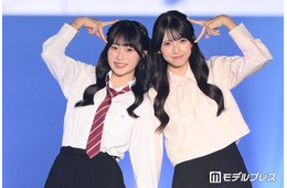 「今日好き」白石乙華＆秋元優奈、制服姿で仲良くランウェイ キュートな猫耳ポーズ披露【TGC北九州2026】