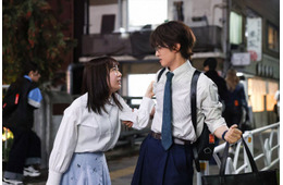 【いろはの恋は時代をかける 第1話】小学校教師・彩葉（上白石萌音）＆生琉（向井康二）、2人の運命が動き出す