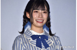 元日向坂46東村芽依、美脚際立つワンショル×ミニスカコーデに絶賛の声「透明感レベチ」「ちらっと見える肩のラインが綺麗すぎる」