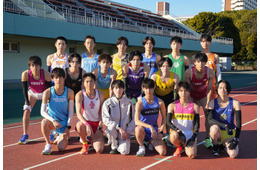 小林虎之介・菅生新樹・庄司浩平ら、学生キャスト18人勢ぞろい写真が初解禁 陸上競技場トラックに集結【俺たちの箱根駅伝】