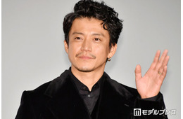 小栗旬「ずっと食わしてました」“24歳年上”人気俳優明かす 当時のエピソードに「20代でかっこよすぎ」の声