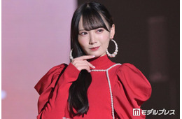 ≠ME鈴木瞳美、タイトミニの韓国風制服姿で美脚スラリ「似合いすぎる」「脚に見惚れちゃう」と反響
