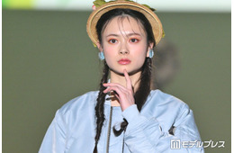 “顔面重要文化財”AKB48センター伊藤百花、ミニ丈ボトムから美脚スラリ「ドキッとした」「可愛すぎる」と反響