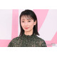 波瑠、ノースリーブワンピから美肌輝く 撮影裏側に「眩しい」「もぐもぐ姿も見られて幸せ」の声