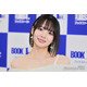 岡田紗佳、“超ミニ”から大胆美脚スラリ 始球式オフショットに「スタイル抜群」「すごい体勢」と反響