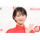 浜辺美波、おへそチラリミニ丈ニット姿披露「可愛すぎ」「引き締まり方が理想」