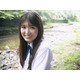 乃木坂46小川彩、夏の川辺をバックに自然体な笑顔がキラリ！透明感あふれる制服SHOT公開
