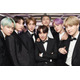 J-HOPE、BTS全員集合のリラックスショット放出「7人揃ってるの安心する」「青春映画みたいでエモい」の声