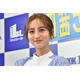 堀田茜、肩出し衣装姿に反響「ウエストが開いてるのセクシー」「上品」の声