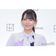 ≠ME鈴木瞳美「真っ白コーデ」ミニスカ姿で美脚チラリ「天使」「お姫様みたい」と反響
