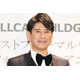 川崎麻世、21歳年下妻との密着2ショット公開「2人ともスタイル抜群」「プレゼント素敵すぎる」の声