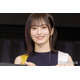 山本彩、変形ボトムスから美脚スラリ「スリットがセクシー」「さや姉にしか着こなせない衣装」と絶賛の声