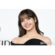 BLACKPINKリサ、美脚＆ウエスト際立つ“超ミニ”ユニフォーム風コーデ披露「異次元のスタイル」「脚の長さレベチ」と反響