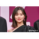 山下美月、膝丈スカートからスラリ美脚際立つ「膝下が長くて綺麗」「透明感半端ない」の声