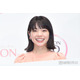 岸井ゆきの、胸元ざっくりベアトップドレス姿「肌の透明感がすごい」「デコルテラインが美しい」と反響