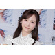 AKB48小栗有以、美肌輝くノースリーブ姿＆ミニ丈コーデ公開「肩のラインが綺麗」「お姉さん感が最高」と反響