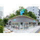 ファミマ、初の旗艦店が東京・麻布台に開店 充実のウェア売場、淹れたてティー…“行きたくなるコンビニ”を形に