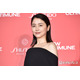 長澤まさみ、美背中ざっくり白ドレスショット公開「見返り美人」「まるで女神」と反響