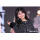 AKB48佐藤綺星、“美太もも”際立つ黒ツイードの上品ルック着こなし【関コレ2026A/W】