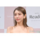 美香「息子にマンゴーみたいだねって言われた」黄色のノースリワンピ姿公開「透け感がセクシー」「スタイル良すぎ」の声