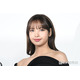 BLACKPINKリサ、胸元大胆開放のゴージャスドレス姿に反響「まさに女神」「圧倒的なスタイル」