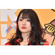 “可愛すぎる新喜劇女優”小寺真理、大胆スリットドレスから美脚チラリ「大人の色気全開」「神スタイル」と反響