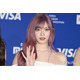 IVEイソ、白ワンピ姿で美脚スラリ「天使」「透明感レベチ」の声