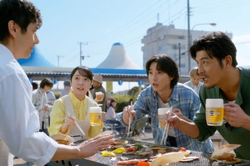 山崎賢人・上白石萌音・坂口憲二・西島秀俊、新CMで息ぴったり BBQでビール堪能 画像