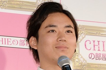 クマムシ佐藤大樹、温泉旅行で恋人と密着歯磨きショット「お似合い」「身長差可愛すぎ」の声 画像