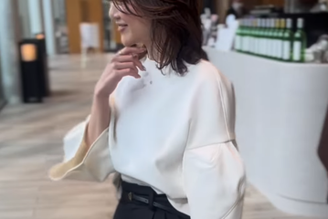 キレイめパンツ×袖デザイントップスで洗練。春のモノトーンスタイル【40代の毎日コーデ】 画像