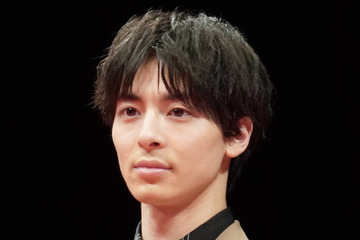 高杉真宙、ブラックスーツを着こなした大人の魅力SHOTに反響「好きが増す」「クラクラするほど素敵」 画像