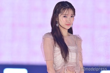 Girls2小川桜花、シアートップスで美肌透ける ほっそりウエストも披露【GirlsAward 2025SS】 画像