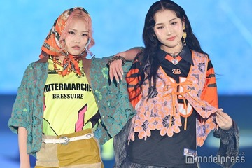 UN1CON・KOKORO＆JOA、2人揃ってミニ丈で美スタイル カラフルコーデで存在感【GirlsAward 2025SS】 画像