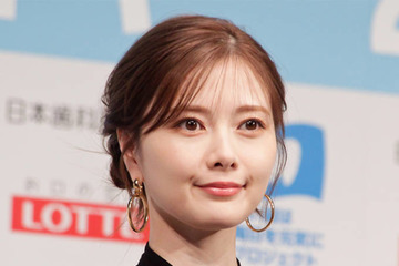 白石麻衣、夏先取りのヘルシー肌見せコーデにファンうっとり「反則級の美しさ」「すごい透明感」 画像