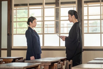 朝ドラ「あんぱん」黒井先生（瀧内公美）の壮絶過去＆一瞬の微笑みに反響「印象が変わった」「胸が締め付けられる」 画像