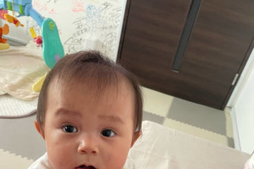 山本圭壱、生後8ヶ月を迎える愛娘のつかまり立ちSHOTに反響「パパそっくり」「どんどん可愛くなってる～」 画像