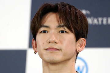 NAOTO、王冠をかぶったライブステージSHOTに反響「ビジュ良くて最高」「王子様」 画像