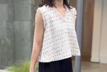 大人の甘めパンツコーデのお手本。体型カバーも計算済みの夏のモノトーン【40代の毎日コーデ】 画像