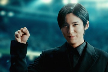 Snow Man目黒蓮、スーツ姿で華麗なシュート披露 多彩な表情で現場魅了した新CM公開 画像
