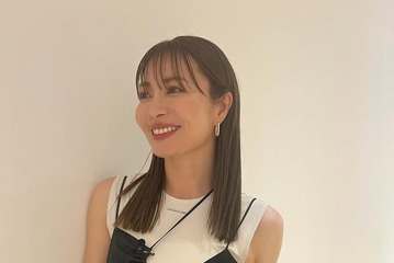 新山千春、美背中大胆披露のサマースタイルに反響「美しい」「黒コーデ素敵」 画像
