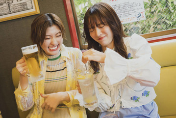 私立恵比寿中学・小林歌穂＆中山莉子、仲良く笑顔でパシャリ！“カホリコ”の絆が伝わるラストぺアグラビア 画像