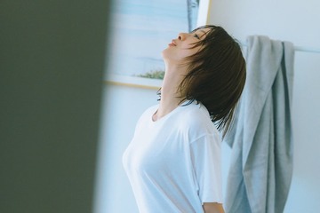 日向坂46富田鈴花、ベッドルームでの白T✕濡れ髪姿 写真集先行カット第6弾解禁 画像