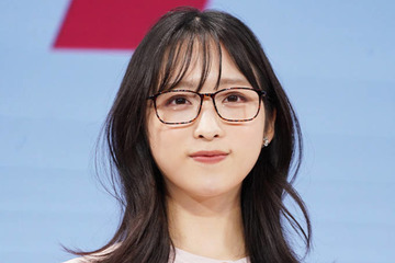 AKB48小栗有以、ミニ丈ふわふわスカートの美脚SHOTに反響「可愛すぎる」「最強アイドル」 画像