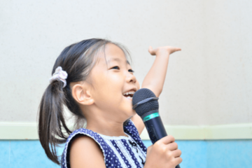 リビングで喧嘩する祖父母　すると、孫が歌謡曲を歌い始め…→「上手い」「ほっこりした」 画像