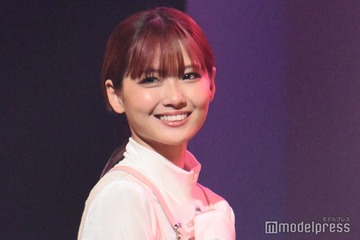 フォーエイト48あみか、大胆穴開きパーカー姿「なかなか着こなせない」「セクシー」の声 画像