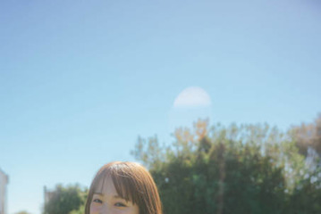 川栄李奈、ほっそり美背中がチラリ！明るい笑顔とヘルシーボディが映える水着SHOT披露 画像