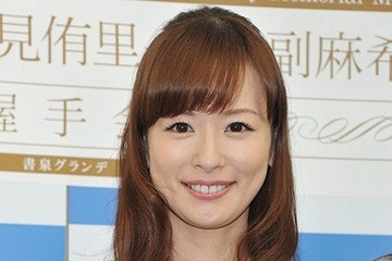 皆藤愛子、“ギリギリ”ミニ丈で美脚スラリ「びっくりした」「セクシー」の声 画像