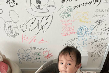 山本圭壱、愛娘がおもちゃを選ぶ姿にメロメロ！ファンもほっこり「可愛い」「癒されます」 画像