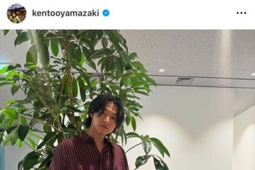 「足長っ！！」山崎賢人、スタイルの良さが際立つデニムSHOTに反響「いつもハンサム」「かっこよすぎ」 画像